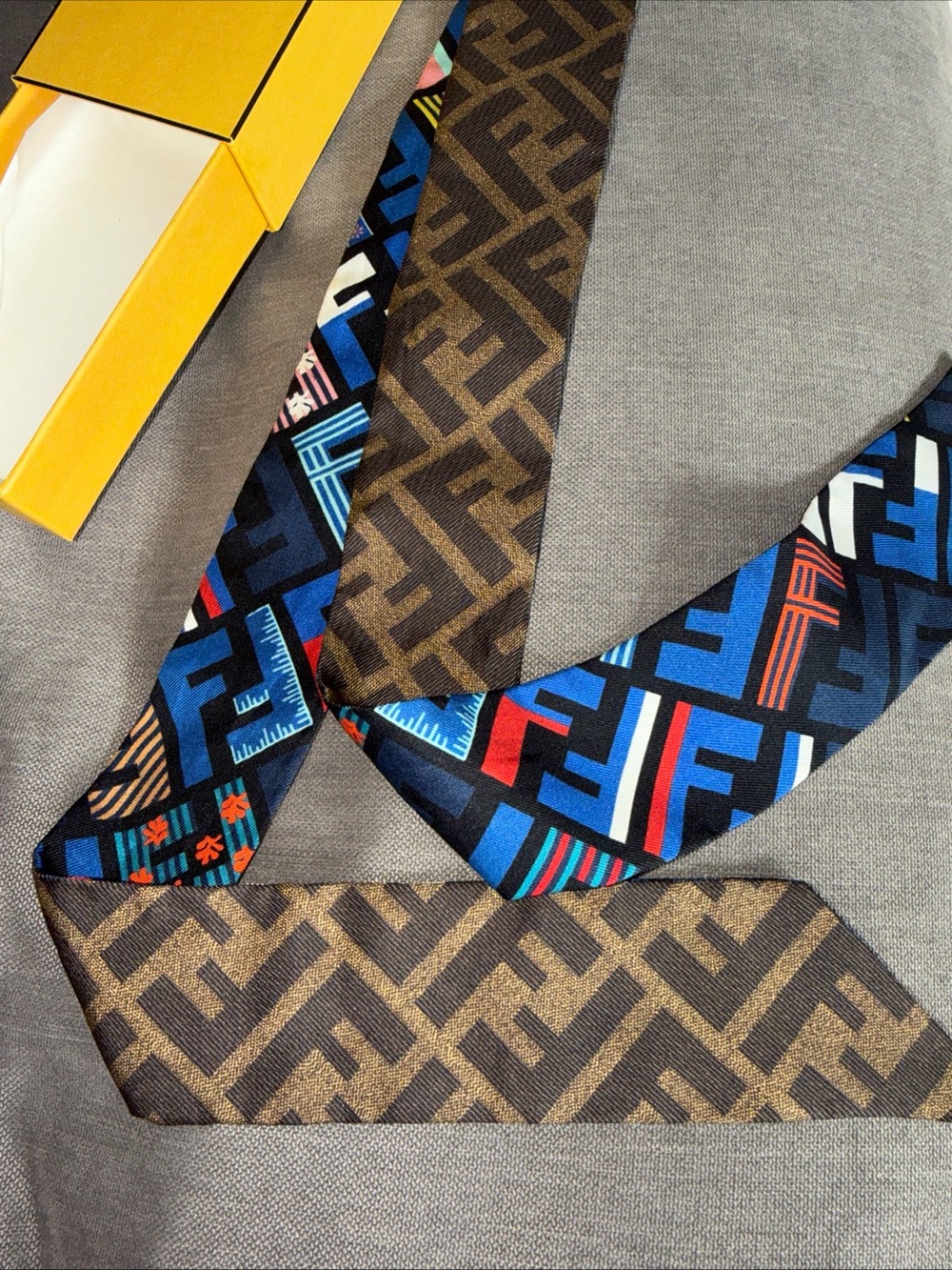 Fendi wrappy Reversible Logo Silk scarf - Blue/Brown